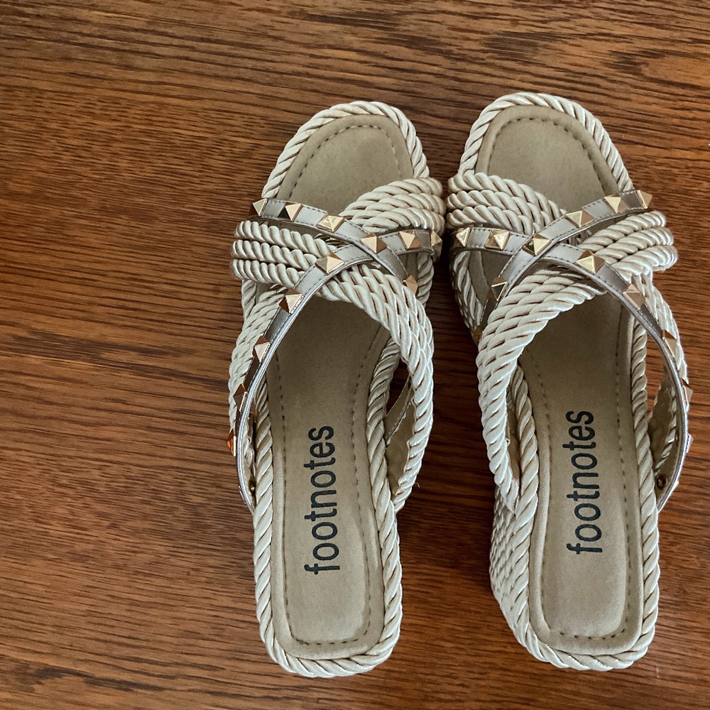 Footnotes brand “Clem” wedge slide